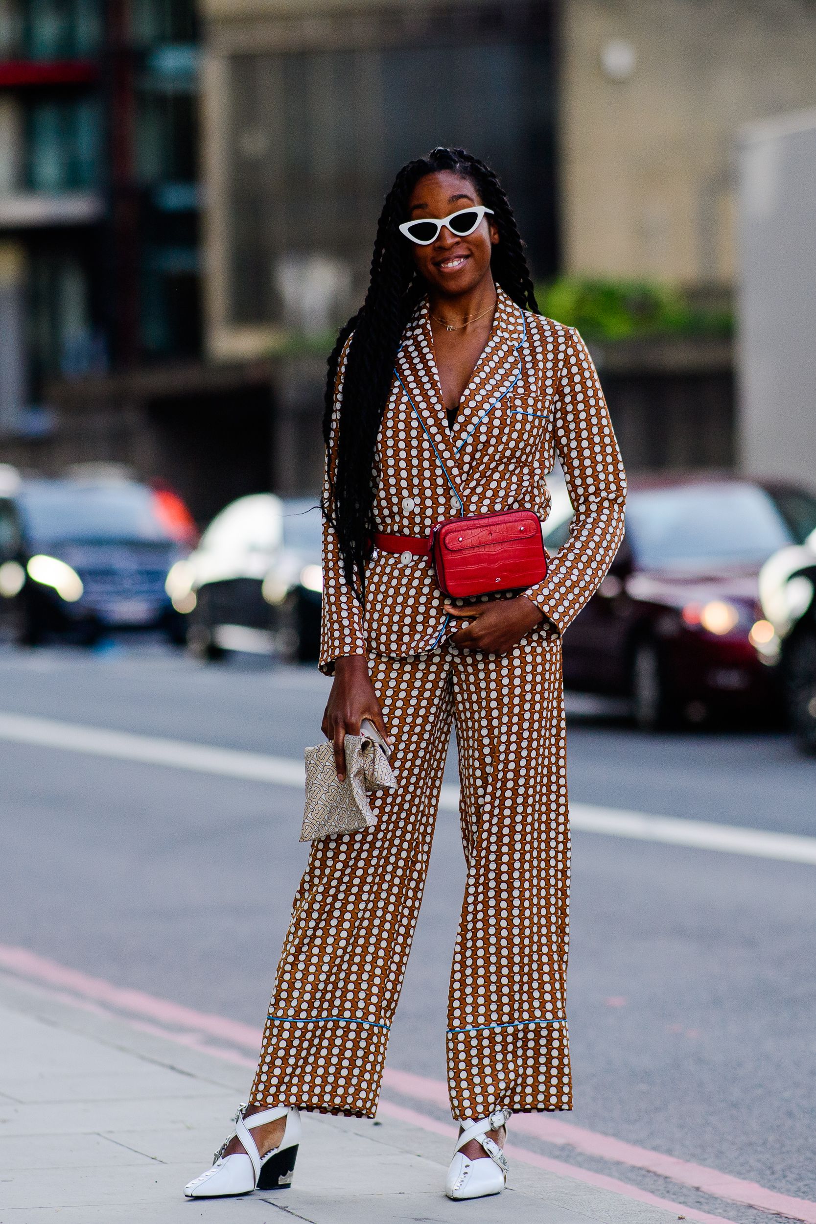 زن با استایل خیابانی شیک و بادی‌بگ، کت و شلوار راحت