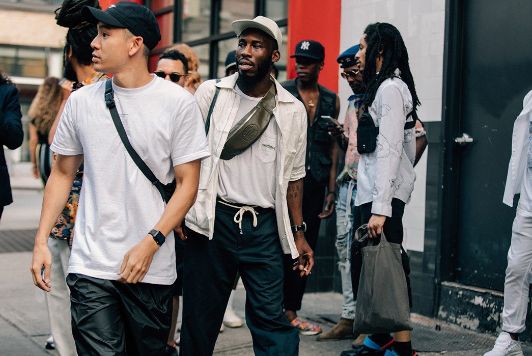 استایل خیابانی با بادیبگ کراسبادی، تیشرت ساده و شلوار جین